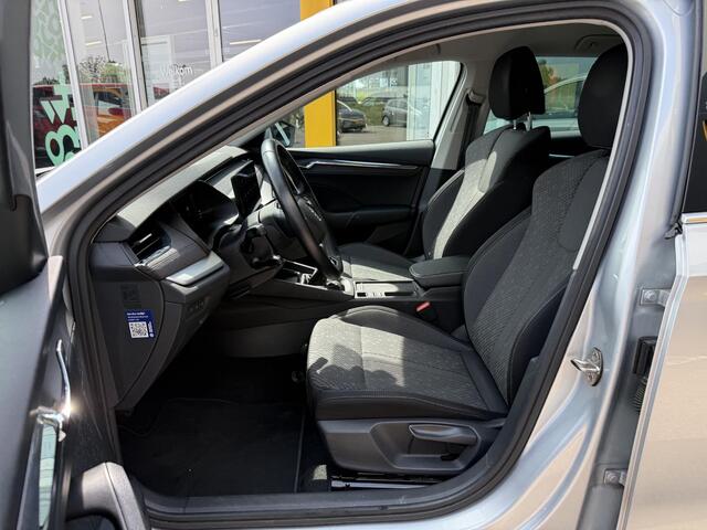 Skoda OCTAVIA Combi 1.5 TSI First Edition | Wegklapbare trekhaak | Cruise adaptief | Stoelverwarming | Elektrische achterklep | LED | DAB | Lichtmetaal |