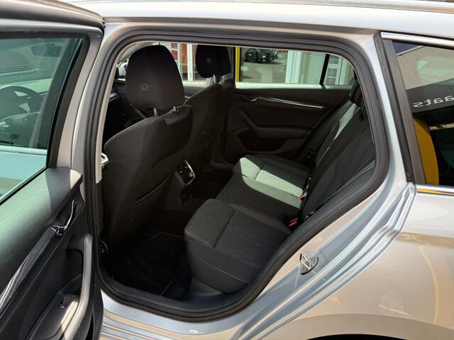 Skoda OCTAVIA Combi 1.5 TSI First Edition | Wegklapbare trekhaak | Cruise adaptief | Stoelverwarming | Elektrische achterklep | LED | DAB | Lichtmetaal |