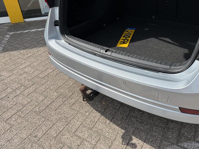 Skoda OCTAVIA Combi 1.5 TSI First Edition | Wegklapbare trekhaak | Cruise adaptief | Stoelverwarming | Elektrische achterklep | LED | DAB | Lichtmetaal |