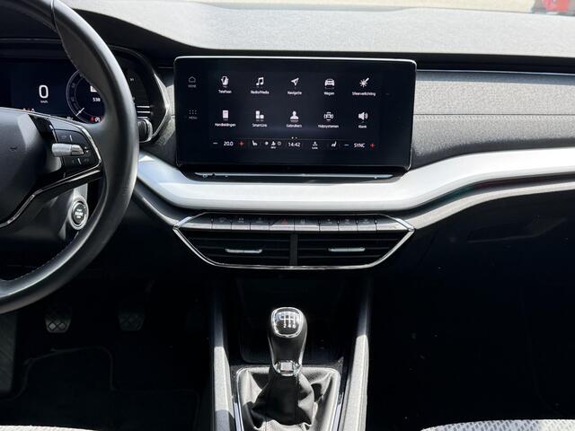 Skoda OCTAVIA Combi 1.5 TSI First Edition | Wegklapbare trekhaak | Cruise adaptief | Stoelverwarming | Elektrische achterklep | LED | DAB | Lichtmetaal |