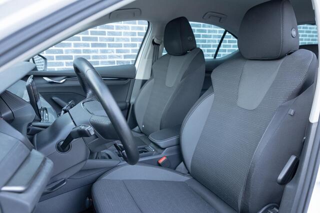 Skoda OCTAVIA 1.0 TSI Ambition | Navigatie | Apple Carplay | Android Auto | Parkeersensoren | Cruise Control | Climate Control | Stoelverwarming | Privacy Glas | LED Koplampen | Lichtmetalen Velgen