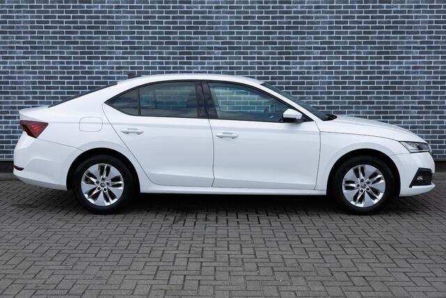 Skoda OCTAVIA 1.0 TSI Ambition | Navigatie | Apple Carplay | Android Auto | Parkeersensoren | Cruise Control | Climate Control | Stoelverwarming | Privacy Glas | LED Koplampen | Lichtmetalen Velgen