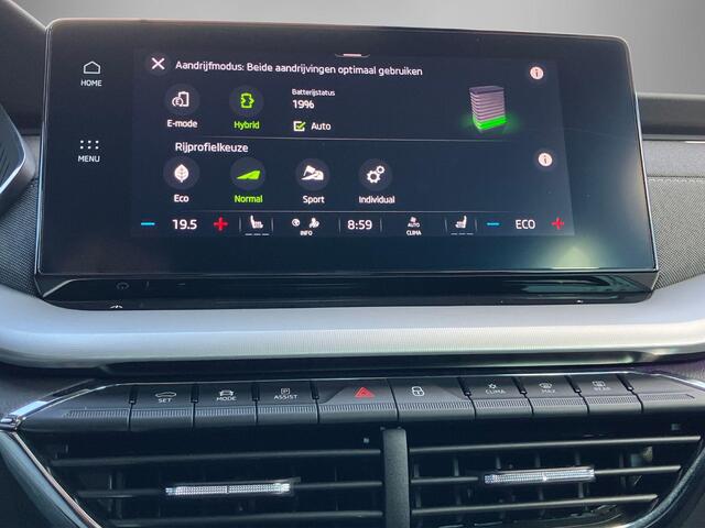 Skoda OCTAVIA Combi 1.4TSI iV PHEV 150kW/204PK Sportline Business · Apple/Android Car Play · Stoelverwarming · Navigatie · Camera + Parkeersensoren