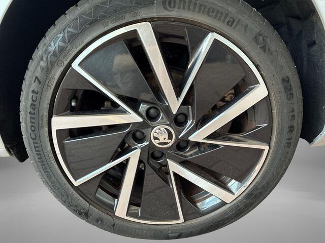 Skoda OCTAVIA Combi 1.4 TSI iV PHEV 204pk DSG Business Edition · Stuur- & Stoelverwarming · Apple/Android Car Play · Cruise Control · Elek. Achterklep · Draadloze Telefoonlader ·