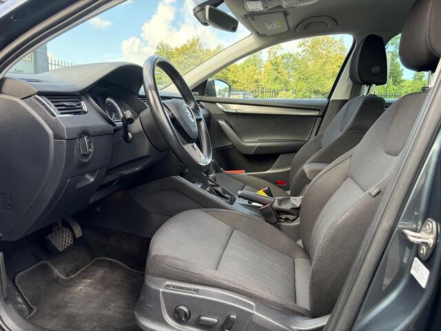 Skoda OCTAVIA Combi 1.5 TSI Greentech Style Business 2e Eigenaar,Draadloze telefoonlader,Carplay,Camera,Navi,Trekhaak,150pk,Pdc V+A,Keyless,Clima,Cruise,Elekt.Stoel,Recent beurt gehad,N.A.P,Apk tot 07-2027