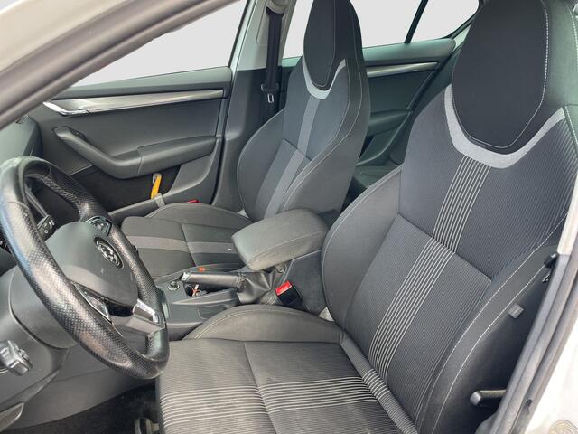 Skoda OCTAVIA 1.0 TSI Greentech Style Business Pano | Stoel verw. | Clima | Pkr sensoren |