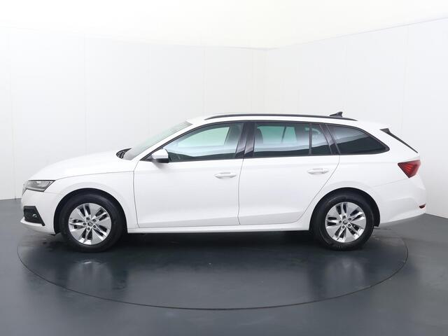 Skoda OCTAVIA Combi 1.5 e-TSI Business Edition | 150 PK | Trekhaak | Keyless Entry | Navigatiesysteem | Cruise Control | Parkeersensoren |