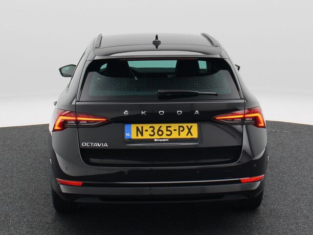 Skoda OCTAVIA Combi 1.5 TSi 150 Pk First Edition | Stoelverwarming | Camera | Adaptive cruise | Navigatie | CarPlay | Matrix LED | 17 Inch | 60.639 Km !!