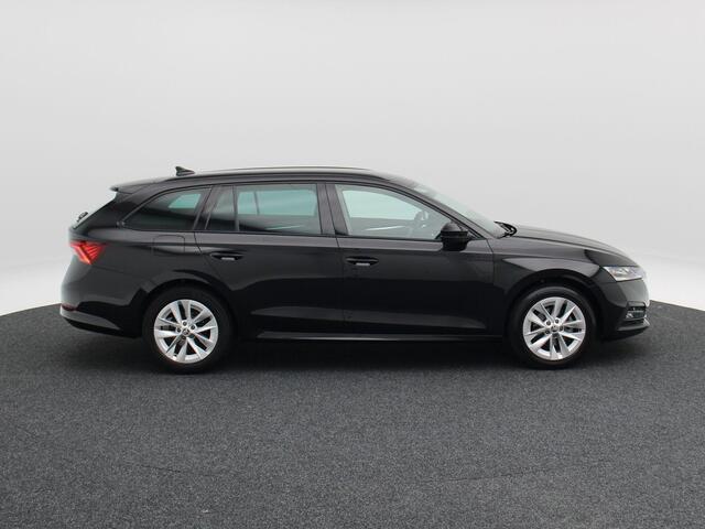 Skoda OCTAVIA Combi 1.5 TSi 150 Pk First Edition | Stoelverwarming | Camera | Adaptive cruise | Navigatie | CarPlay | Matrix LED | 17 Inch | 60.639 Km !!