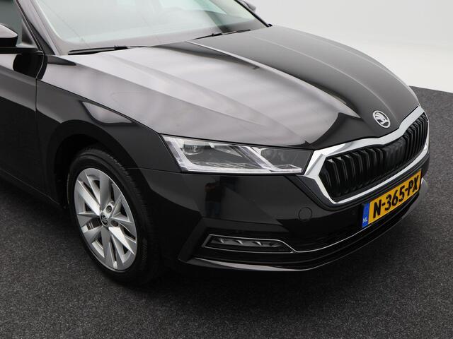 Skoda OCTAVIA Combi 1.5 TSi 150 Pk First Edition | Stoelverwarming | Camera | Adaptive cruise | Navigatie | CarPlay | Matrix LED | 17 Inch | 60.639 Km !!