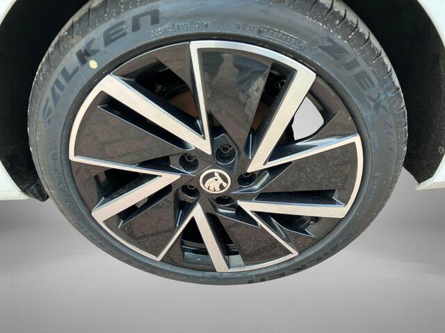Skoda OCTAVIA Combi 1.4 TSI 204pk DSG PHEV Sportline Business Panoramadak · Stoelverwarming · Apple/Android Car Play ·