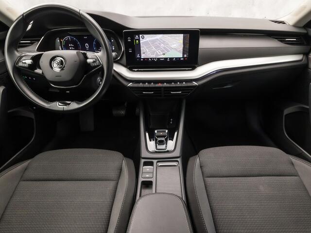 Skoda OCTAVIA Combi 1.4 TSI iV PHEV Sport 218Pk Automaat (VIRTUAL COCKPIT, APPLE CARPLAY, GROOT NAVI, CAMERA, STOELVERWARMING, SPORTSTOELEN, GETINT GLAS, CRUISE, NIEUWE APK, NIEUWSTAAT)