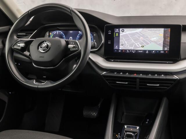 Skoda OCTAVIA Combi 1.4 TSI iV PHEV Sport 218Pk Automaat (VIRTUAL COCKPIT, APPLE CARPLAY, GROOT NAVI, CAMERA, STOELVERWARMING, SPORTSTOELEN, GETINT GLAS, CRUISE, NIEUWE APK, NIEUWSTAAT)