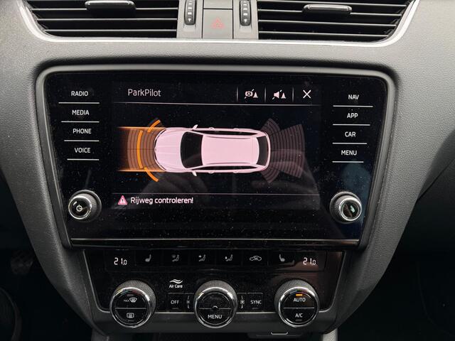 Skoda OCTAVIA Combi 1.5 TSI Greentech Style | Trekhaak | Cruise | Clima | Parkeersensoren V + A | Stoelverwarming | Apple Carplay & Android Auto |