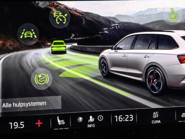 Skoda OCTAVIA Combi 1.4 TSI 245pk DSG RS iV PHEV Business · Panoramadak · Apple/Android Car Play · P-Sensoren · Sfeerverlichting · 18'' Inch ·