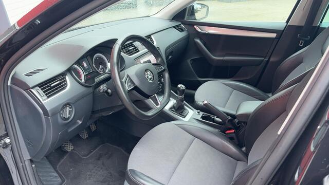 Skoda OCTAVIA Combi 1.0 TSI Greentech Ambition Business TREKHAAK / STOELVERW / CARPLAY / NAVI / CLIMA / PDC / DAB+ / NL-AUTO