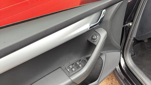 Skoda OCTAVIA Combi 1.0 TSI Greentech Ambition Business TREKHAAK / STOELVERW / CARPLAY / NAVI / CLIMA / PDC / DAB+ / NL-AUTO