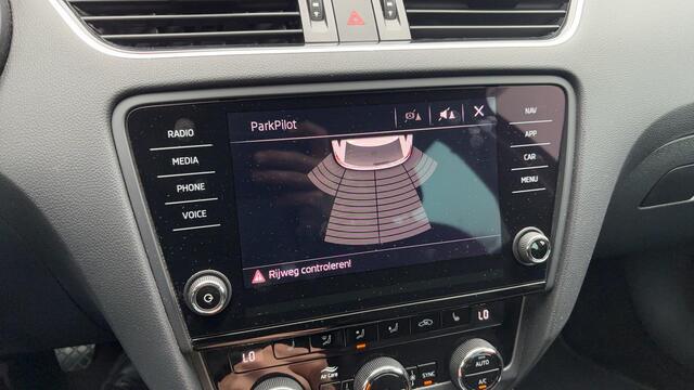 Skoda OCTAVIA Combi 1.0 TSI Greentech Ambition Business TREKHAAK / STOELVERW / CARPLAY / NAVI / CLIMA / PDC / DAB+ / NL-AUTO