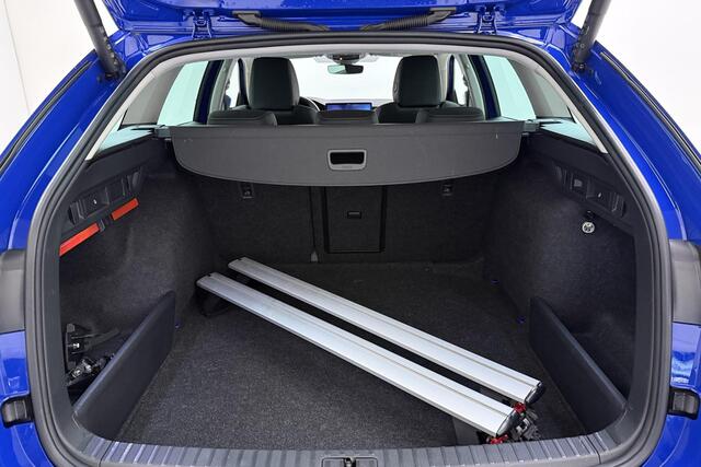 Skoda OCTAVIA Combi 1.5 TSI MHEV Business Edition Automaat | Trekhaak wegklapbaar | Navigatie | Stoel & Stuurverwarming | Extra getint glas | Electrische achterklep