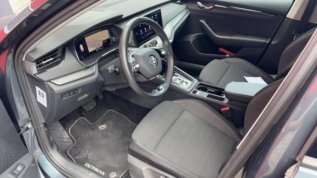 Skoda OCTAVIA Combi 1.0 e-TSI Business Edition AUTOMAAT / STOELVERW / FULL LED / TREKHAAK / CARPLAY / NAVI / CLIMA / PDC / NL-AUTO