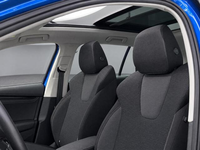 Skoda OCTAVIA Combi 1.4TSI iV PHEV 150kW/204PK Sportline Business · Panoramadak · Navigatie · Camera + Parkeersensoren · Stoel, Stuur + achterbank verwarming · 18'' Velgen ·