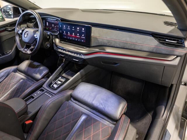 Skoda OCTAVIA Combi 1.4 TSI RS iV PHEV Business / 245pk / Panorama dak / Leder / Trekhaak /
