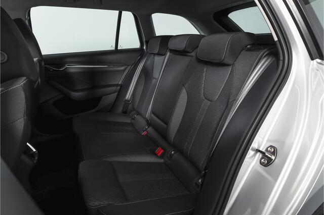 Skoda OCTAVIA Combi 1.4 TSI iV PHEV Business Edition Plus | Org. NL | Afn. Trekhaak | Apple CarPlay | ACC | Navi | Stoel- & Stuurverwarming | PDC V+A | Camera | 18" |