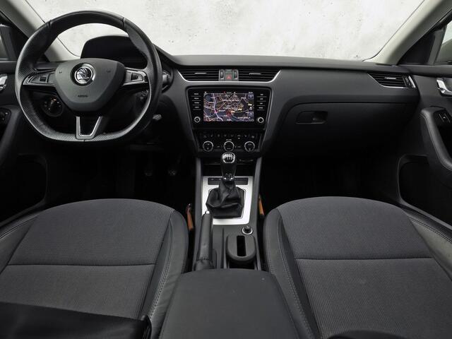 Skoda OCTAVIA Combi 1.0 TSI Greentech Sport (APPLE CARPLAY, GROOT NAVI, CLIMATE, STOELVERWARMING, SPORTSTOELEN, GETINT GLAS, PARKEERSENSOREN, CRUISE, NIEUWSTAAT)