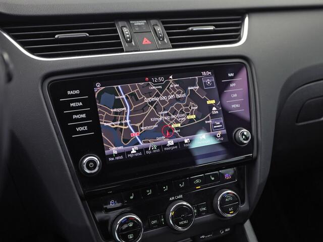 Skoda OCTAVIA Combi 1.0 TSI Greentech Sport (APPLE CARPLAY, GROOT NAVI, CLIMATE, STOELVERWARMING, SPORTSTOELEN, GETINT GLAS, PARKEERSENSOREN, CRUISE, NIEUWSTAAT)