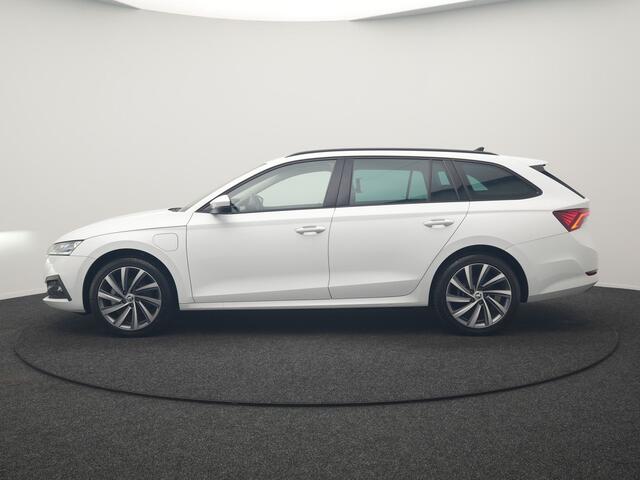 Skoda OCTAVIA Combi 1.4 TSI iV Business Edition PHEV 204pk Dealer O.H | Trekhaak Af Fabriek | Adaptive Cruise | Camera | Stoelmassage | Sportstoelen & Stuur Verwarmd | Keyless | Sfeerverlichting | Crystal LED | Apple Carplay | Navigatie | 18"L.M | Plug In Hybrid