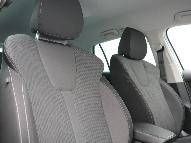 Skoda OCTAVIA Combi 1.4 TSI iV Business Edition PHEV 204pk Dealer O.H | Trekhaak Af Fabriek | Adaptive Cruise | Camera | Stoelmassage | Sportstoelen & Stuur Verwarmd | Keyless | Sfeerverlichting | Crystal LED | Apple Carplay | Navigatie | 18"L.M | Plug In Hybrid