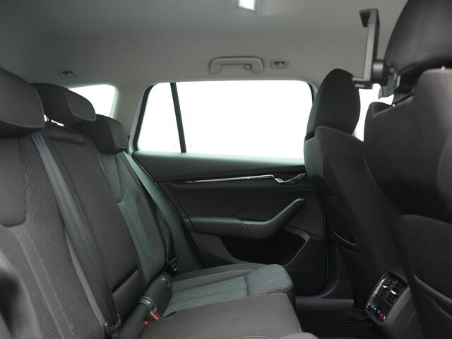 Skoda OCTAVIA Combi 1.4 TSI iV Business Edition PHEV 204pk Dealer O.H | Trekhaak Af Fabriek | Adaptive Cruise | Camera | Stoelmassage | Sportstoelen & Stuur Verwarmd | Keyless | Sfeerverlichting | Crystal LED | Apple Carplay | Navigatie | 18"L.M | Plug In Hybrid