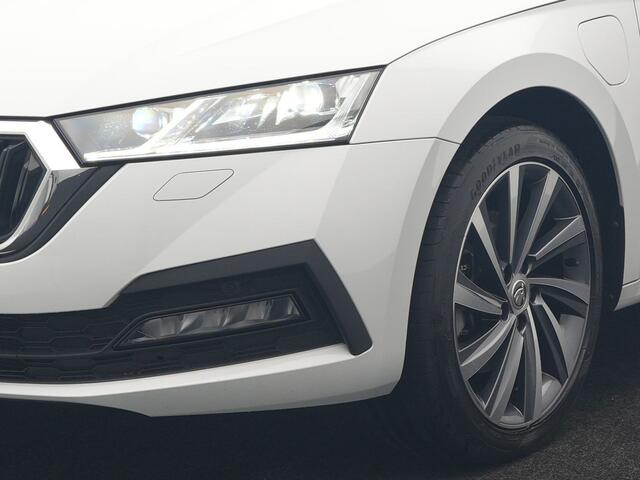 Skoda OCTAVIA Combi 1.4 TSI iV Business Edition PHEV 204pk Dealer O.H | Trekhaak Af Fabriek | Adaptive Cruise | Camera | Stoelmassage | Sportstoelen & Stuur Verwarmd | Keyless | Sfeerverlichting | Crystal LED | Apple Carplay | Navigatie | 18"L.M | Plug In Hybrid