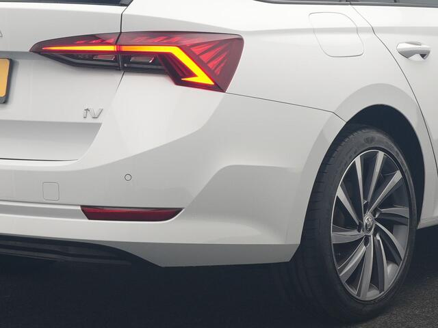 Skoda OCTAVIA Combi 1.4 TSI iV Business Edition PHEV 204pk Dealer O.H | Trekhaak Af Fabriek | Adaptive Cruise | Camera | Stoelmassage | Sportstoelen & Stuur Verwarmd | Keyless | Sfeerverlichting | Crystal LED | Apple Carplay | Navigatie | 18"L.M | Plug In Hybrid
