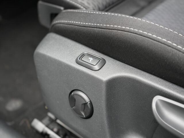 Skoda OCTAVIA Combi 1.4 TSI iV Business Edition PHEV 204pk Dealer O.H | Trekhaak Af Fabriek | Adaptive Cruise | Camera | Stoelmassage | Sportstoelen & Stuur Verwarmd | Keyless | Sfeerverlichting | Crystal LED | Apple Carplay | Navigatie | 18"L.M | Plug In Hybrid