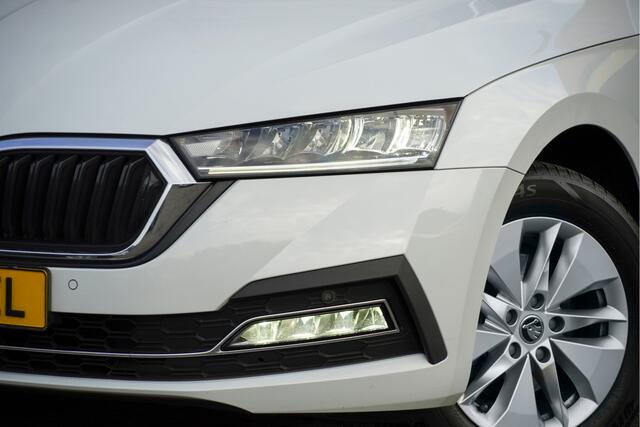 Skoda OCTAVIA Combi 1.0 TSI Business Edition BJ2021 Lmv 16" | Led V+A | Dynamische knipperlichten | Pdc | Trekhaak | Elek. achterklep | App-Connect | Navi | Sfeerverlichting | Climate control | Cruise control | Extra getint glas