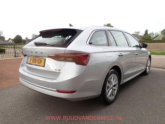 Skoda OCTAVIA Combi 1.5 e-TSI / ACC / CARPLAY / KEYLESS / CAMERA / SFEERVERLICHTING