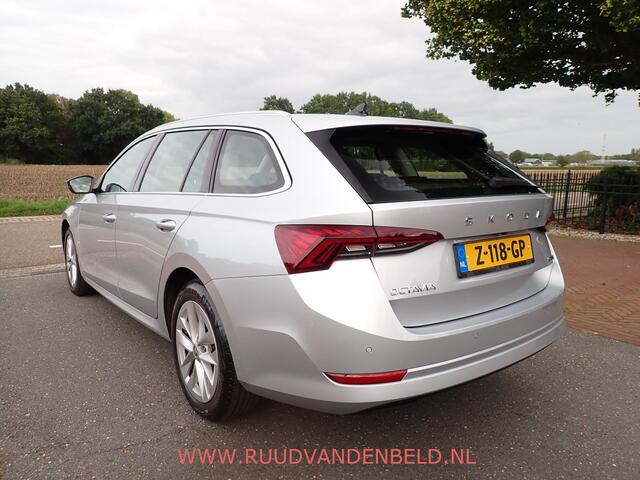 Skoda OCTAVIA Combi 1.5 e-TSI / ACC / CARPLAY / KEYLESS / CAMERA / SFEERVERLICHTING
