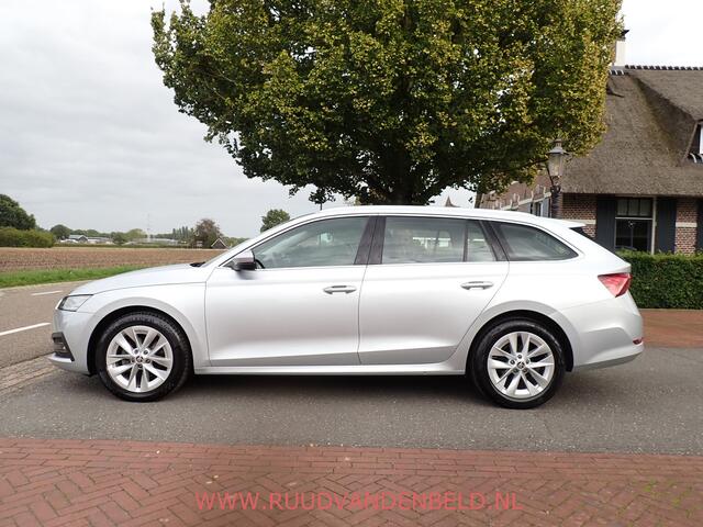 Skoda OCTAVIA Combi 1.5 e-TSI / ACC / CARPLAY / KEYLESS / CAMERA / SFEERVERLICHTING