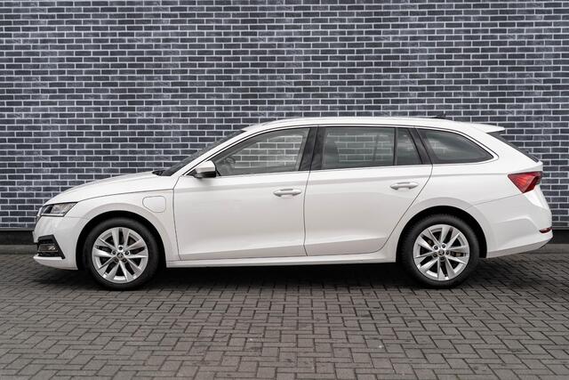 Skoda OCTAVIA Combi 1.4 TSI iV PHEV Business Edition | Plug-in Hybrid | Achteruitrijcamera | Parkeersensoren | Keyless Entry | Sunset Glas | Stoelverwarming voor en achter | Lichtmetalen Velgen 17 inch | Navigatie | Apple Carplay | Android Auto