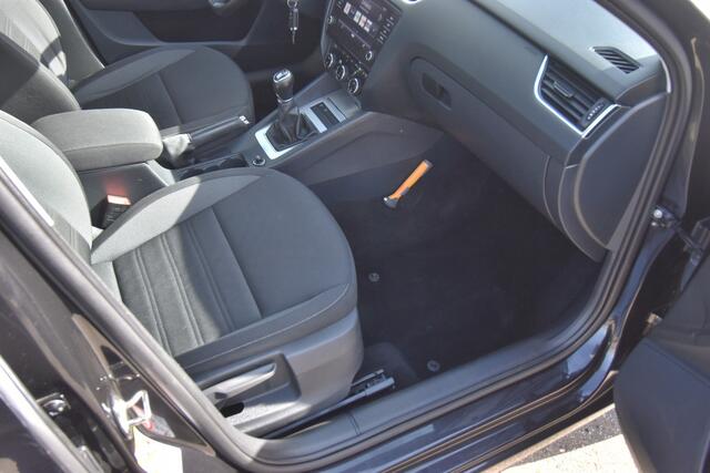 Skoda OCTAVIA Combi 1.0 TSI Greentech Ambition Business , TREKHAAK , CLIMATR , CR CONTR , NAVI , BL TOOTH , LMV16 ,