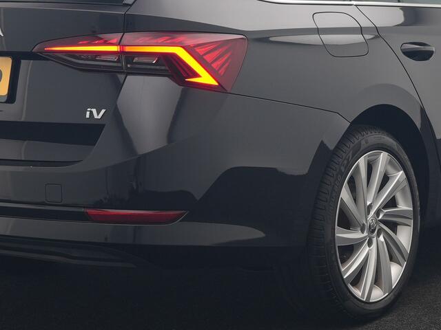 Skoda OCTAVIA Combi 1.4 TSI iV PHEV Business Edition 204pk Dealer O.H. | Panodak | Adaptive Cruise | Voorstoelen Verwarmd | Crystal LED | Keyless | Apple Carplay | Sfeerverlichting | Navigatie | DAB | Plug In Hybrid |