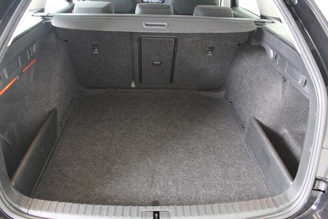 Skoda OCTAVIA Combi 1.0 e-TSI Business Edition Navigatie | Parkeersensoren achter | Led verlichting | El. achterklep