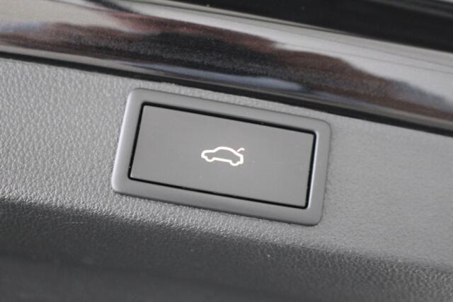 Skoda OCTAVIA Combi 1.0 e-TSI Business Edition Navigatie | Parkeersensoren achter | Led verlichting | El. achterklep