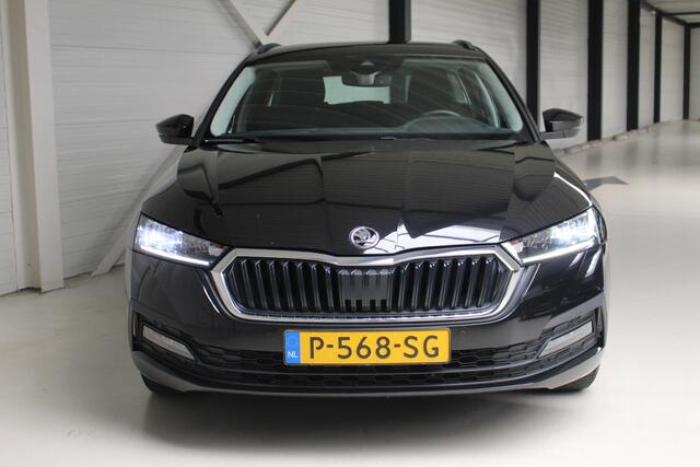 Skoda OCTAVIA Combi 1.0 e-TSI Business Edition Navigatie | Parkeersensoren achter | Led verlichting | El. achterklep