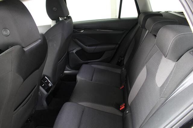 Skoda OCTAVIA Combi 1.0 e-TSI Business Edition Navigatie | Parkeersensoren achter | Led verlichting | El. achterklep