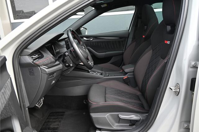Skoda OCTAVIA Combi 2.0 TSI iV RS 245 PK / PANO / HEAD UP / CAMERA / LED MATRIX / SFEERVERLICHTING / NARDO