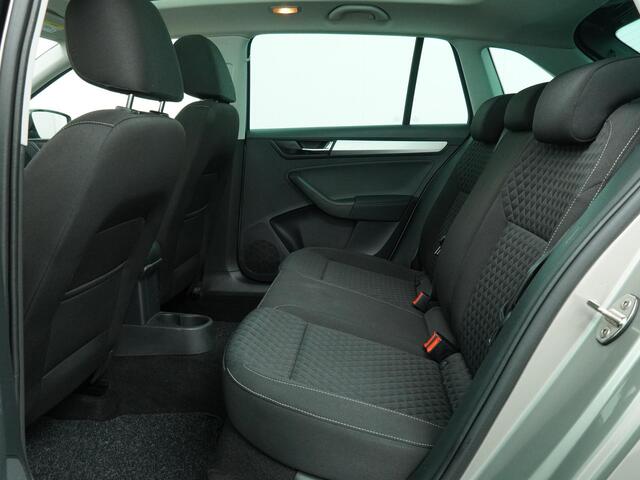 Skoda RAPID Spaceback 1.0 TSI Greentech Drive Automaat - Navigatie - Panoramadak - Stoelverwarming - Trekhaak