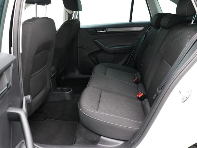 Skoda RAPID Spaceback 1.0 TSI Greentech Clever / Apple CarPlay & Android Auto / LMV / Cruise Control / Airco Climate Control / Parkeersensoren achter / Navigatie /