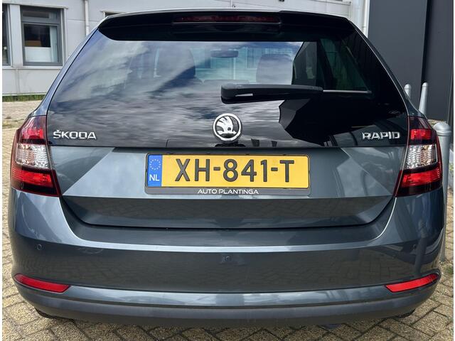 Skoda RAPID Spaceback 1.0 TSI Greentech Clever 95PK | ZEER NETTE STAAT | NL AUTO | NAP | Panoramadak | Stoelverwarming | Parkeersensoren | Navigatie | Armsteun | Climate Control | Cruise Control | 2 Sleutels |